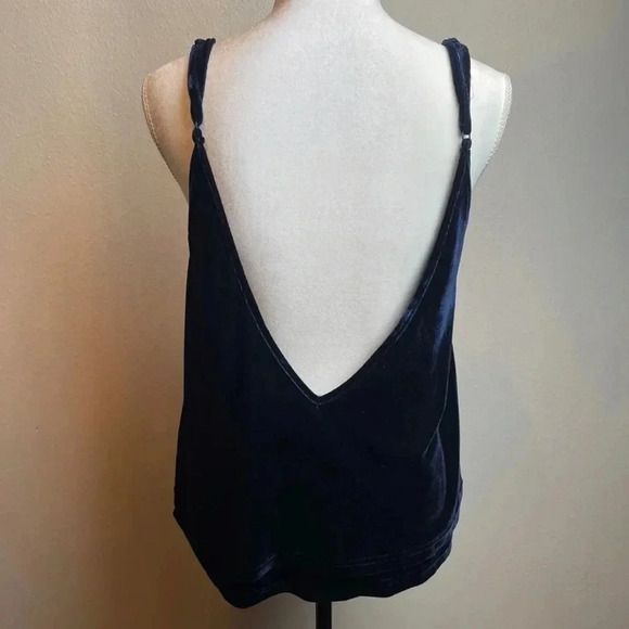 TOBI Relaxed and flowy silhouette with a sexy low back. Navy blue velour fabric. - Picture 4 of 10
